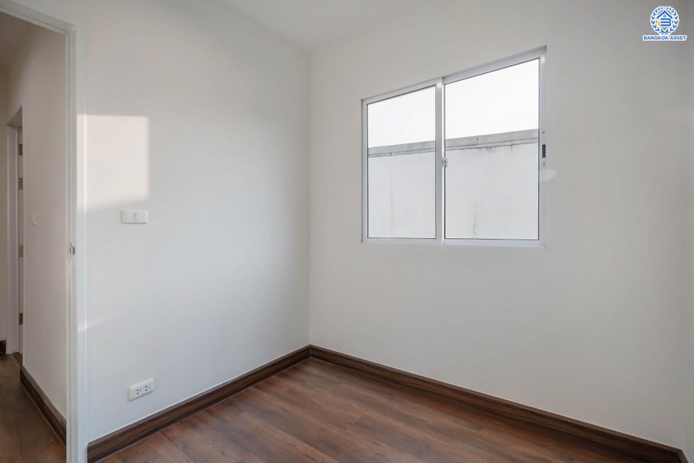 บ้านมือสองตกแต่งใหม่ โครงการ พฤกษาทาวน์เน็กซ์ ติวานนท์-พระราม5 หลังมุม เนื้อที่ 21.6 ตร.ว. ฟังก์ชัน 3 ห้องนอน 2 ห้องน้ำ 1 ที่จอดรถ พร้อมเข้าอยู่ได้ทันที บนทำเลเดินทางสะดวก ติดถนนนครอินทร์ เชื่อมต่อถนนราชพฤกษ์ ถนนกาญจนาภิเษก ใกล้จุดขึ้นทางด่วน "ศรีรัช" และรถไฟฟ้าสายสีม่วง "สถานีตลาดบางใหญ่"